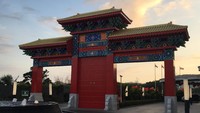 Hotel tempat menginap Presiden Xi Jinping pun didekorasi dengan lentera merah dan gerbang bergaya China. Jonathan Barrett/Reuters.