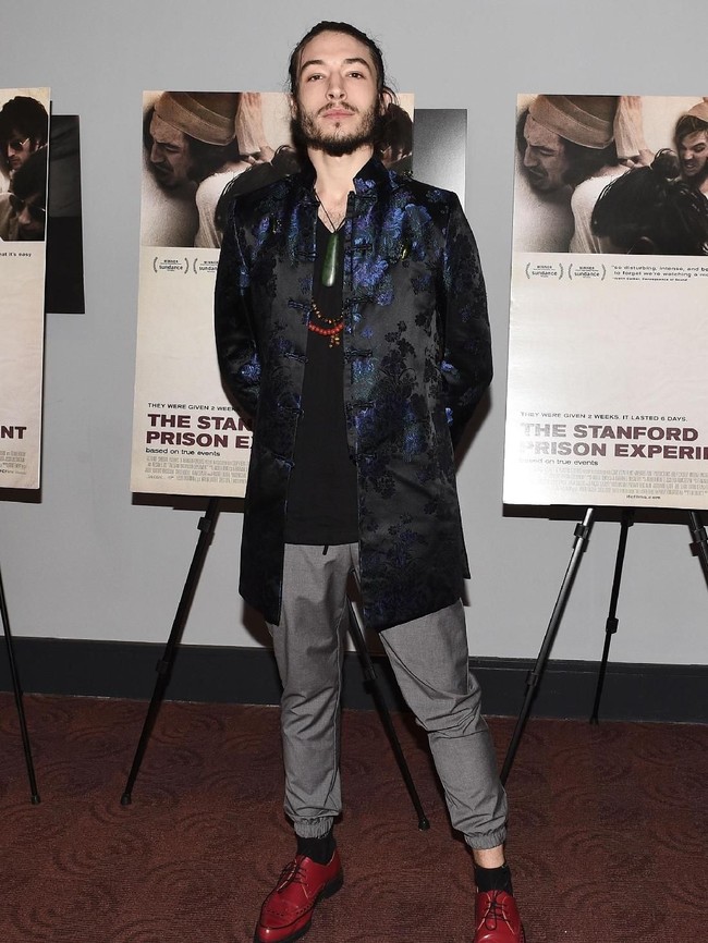 Masa-masa ketika Ezra masih berambut panjang dengan gaya busananya yang anti-mainstream. (Foto: Getty Images)