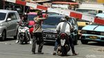 Jangan Ditiru! Pemotor Nekat Terobos Palang KA