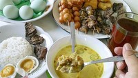 Nasi gule emang paling enak dimakan bareng aneka sate dan telur asin. Yakin nggak mau makan nasi gule ini? Foto: Instagram kulinerjabodetabek