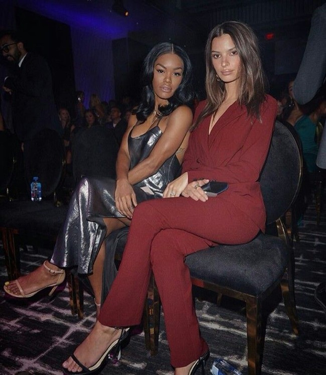 Saat hadir ke sebuah acara, wanita yang populer setelah tampil di video klip  Blurred Lines itu  tak ragu tampil dengan busana yang pamer banyak kulit. Tapi kali ini, Emily memilih tampil dengan jumpsuit merah lengan panjang. Semakin cantik!  Foto: Instagram