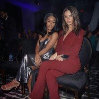 Saat hadir ke sebuah acara, wanita yang populer setelah tampil di video klip  Blurred Lines itu  tak ragu tampil dengan busana yang pamer banyak kulit. Tapi kali ini, Emily memilih tampil dengan jumpsuit merah lengan panjang. Semakin cantik!  Foto: Instagram