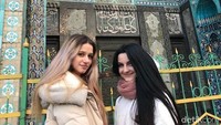 Keindahan Masjid Sukarno juga membuat turis non-Muslim terpesona. Seperti Ulia dari Belarus bersama temannya yang berfoto di depan Masjid Sukarno. (Elizabeth Elza/detikTravel)