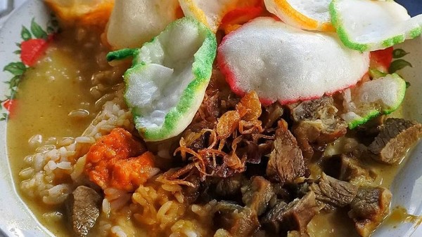 Bikin Ngiler! Nasi Disiram Gule Kambing yang Hangat Mengepul