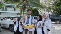 Nah ini momen ketika Cody ulang tahun. Sekotak donat sengaja diberikan oleh teman-temannya. Gimana? Jadi mau dianter driver ojol atau diajak ngopi aja? Foto: instagram @nabhancody