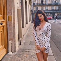  Memiliki darah campuran Turki-Australia, Newsha kerap kali tampil dengan gayanya yang seksi dan memperlihatkan lekuk tubuhnya di Instagram. Foto: Instagram