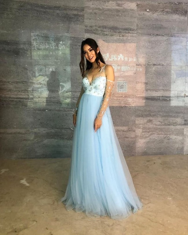 Hal ketiga yang pasti adalah kita semua orang Nepal harus percaya pada diri kita sendiri. Itu seperti efek riak yang positif. Jika satu orang membuat perubahan besar adalah seperti setetes air di lautan yang menyebar dalam ribuan pikiran yang membawa kepositifan di negara ini. Saya percaya bahwa kita semua akan bergandengan tangan bersama, dan percaya bahwa kita dapat membawa perubahan besar. Jadi ya, hal pertama yang saya lakukan adalah mengubah sistem birokrasi yang korup. Yang kedua adalah memberdayakan pemuda dan yang ketiga akan percaya pada diri kita sendiri, karena ya kita bisa, imbuhnya. Foto: Instagram @shrinkhala_