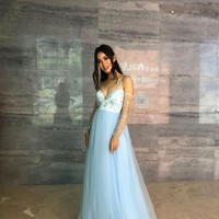 Hal ketiga yang pasti adalah kita semua orang Nepal harus percaya pada diri kita sendiri. Itu seperti efek riak yang positif. Jika satu orang membuat perubahan besar adalah seperti setetes air di lautan yang menyebar dalam ribuan pikiran yang membawa kepositifan di negara ini. Saya percaya bahwa kita semua akan bergandengan tangan bersama, dan percaya bahwa kita dapat membawa perubahan besar. Jadi ya, hal pertama yang saya lakukan adalah mengubah sistem birokrasi yang korup. Yang kedua adalah memberdayakan pemuda dan yang ketiga akan percaya pada diri kita sendiri, karena ya kita bisa, imbuhnya. Foto: Instagram @shrinkhala_