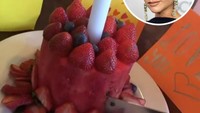 Kalau yang ini kue atau bukan ya? Victoria Beckham yang jalani diet ketat merayakan ulang tahun ke-44 dengan ‘kue’ sehat. Dibuat dari semangka segar dengan topping strawberry dan blueberry. Foto: Istimewa