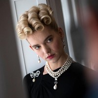 Perhiasan cantik tersebut berupa kalung mutiara yang dipermanis dengan liontin berlian berbentuk pita. Mulanya, Sothebys memprediksikan kalung itu hanya laku di angka US$ 1 - 2 juta. (Foto: Dan Kitwood/Getty Images)