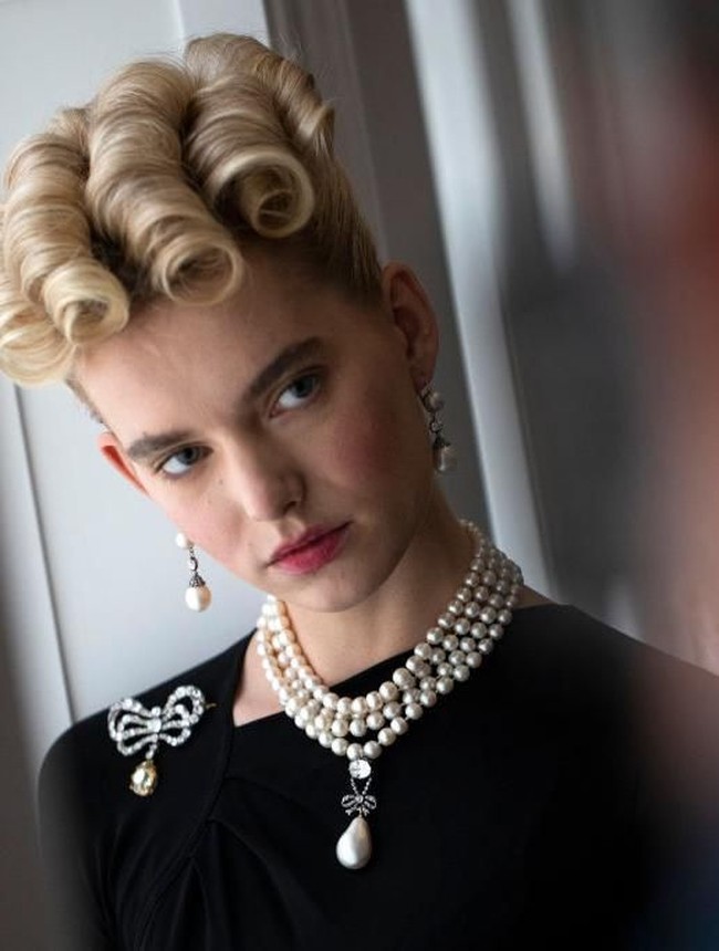 Perhiasan cantik tersebut berupa kalung mutiara yang dipermanis dengan liontin berlian berbentuk pita. Mulanya, Sothebys memprediksikan kalung itu hanya laku di angka US$ 1 - 2 juta. (Foto: Dan Kitwood/Getty Images)