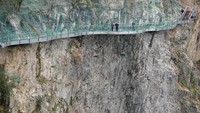 Untuk para penikmat olahraga ekstrim, hotel ini pun menjadi pilihan menarik karena dimasukkannya banyak kegiatan petualangan di resor yang memiliki luas 61.000 meter persegi ini. Pusat olahraga seperti bungee jumping dan panjat tebing tersedia dalam Hotel Intercontinental Shanghai.