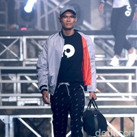 Koleksi perdana Khalif dibagi ke dalam tiga tema, yakni Sun dalam sentuhan warna khaki dan marun, Sea yang beraroma putih, biru dalam motif kotak-kotak, serta Earth yang tampil dalam palet monokrom hitam-putih dengan permainan gradasi sebagai aksen. (Foto: Dok. Tim Muara Bagdja)