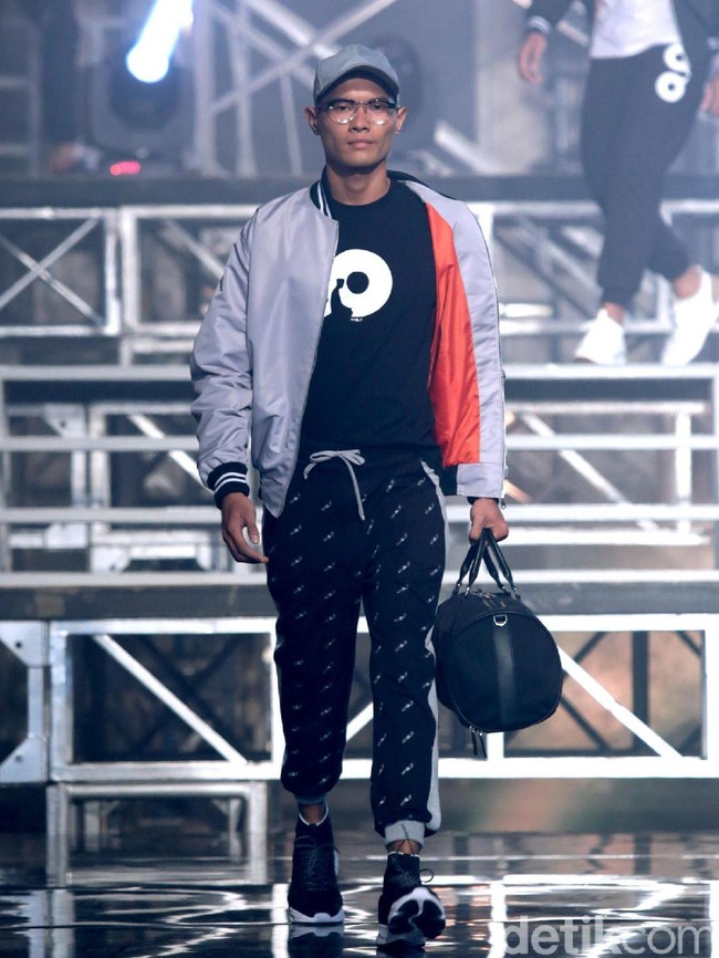 Koleksi perdana Khalif dibagi ke dalam tiga tema, yakni Sun dalam sentuhan warna khaki dan marun, Sea yang beraroma putih, biru dalam motif kotak-kotak, serta Earth yang tampil dalam palet monokrom hitam-putih dengan permainan gradasi sebagai aksen. (Foto: Dok. Tim Muara Bagdja)