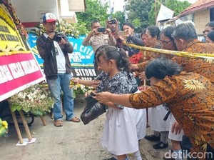 Teman Sekolah Arya-Sarah Tabur Bunga di Rumah Pembunuhan Satu Keluarga