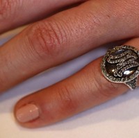 Selain mutiara dan liontin, perhiasan yang dilelang hari itu mencakup kalung berlian, anting berlian, dan cincin yang memuat seikat rambut Marie Antoinette. Semasa hidupnya, Marie dikenal sebagai ratu yang suka berfoya-foya di saat revolusi menyengsarakan kehidupan rakyatnya. (Foto: Reuters)