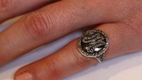 Cincin bertuliskan inisial MA yang merupakan singkatan dari Marie Antoinette. REUTERS/Denis Balibouse.