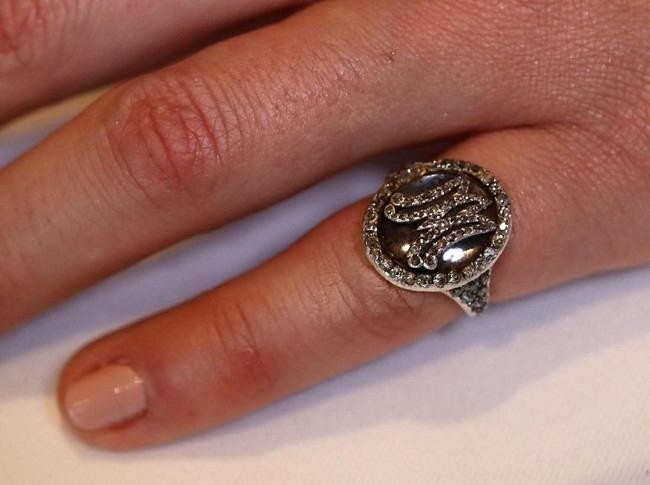 Selain mutiara dan liontin, perhiasan yang dilelang hari itu mencakup kalung berlian, anting berlian, dan cincin yang memuat seikat rambut Marie Antoinette. Semasa hidupnya, Marie dikenal sebagai ratu yang suka berfoya-foya di saat revolusi menyengsarakan kehidupan rakyatnya. (Foto: Reuters)