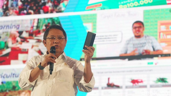 Rudiantara berkisah tentang aksinya menyanyikan Sweet Child OMine di jalanan kota Surabaya (Foto: Ari Saputra/detikcom) Rudiantara berkisah tentang aksinya menyanyikan Sweet Child OMine di jalanan kota Surabaya (Foto: Ari Saputra/detikcom)