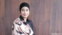 Saya menyadari bacaan buku untuk anak sangat terbatas. Anak saya suka dibacakan cerita setiap malam, saya mulai mencari-cari buku, oh iya yah sangat terbatas, apalagi yang bentuknya novel, ujar Okky mengungkapkan alasan menulis buku anak.  Foto: Asep Syaifullah/ detikHOT