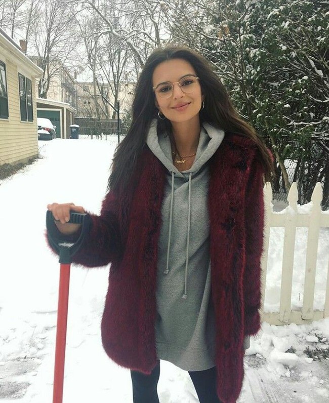 Tanpa makeup dan pakai kacamata, penampilan tertutup Emily kali ini tampak seperti gadis lugu. Di foto ini pun, Emily terlihat lebih muda. Foto: Instagram