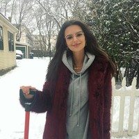 Tanpa makeup dan pakai kacamata, penampilan tertutup Emily kali ini tampak seperti gadis lugu. Di foto ini pun, Emily terlihat lebih muda. Foto: Instagram