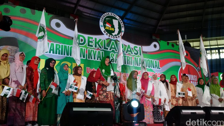 Emak-emak Jaringan Kiai dan Santri Jabar Dukung Jokowi Emak-emak Jaringan Kiai dan Santri Jabar Dukung Jokowi