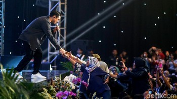 Sejumlah penonton yang hadir pun turut berebut untuk bersalaman dengan Afgan.