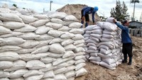 Abu Bakar pun menambahkan, tak hanya karung pasir, Sudin Sumber Daya Air Jakarta Utara pun juga akan mempersiapkan 3.000 batang kayu dolken untuk menanggulangi tanggul-tanggul yang jebol.