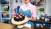 Wanita cantik berusia 29 tahun ini selain jago dibidang desain, juga mahir membuat kue. Ini salah satu karya black forest cakenya yang terlihat sempurna. Foto: Instagram @miss_adinda_mae
