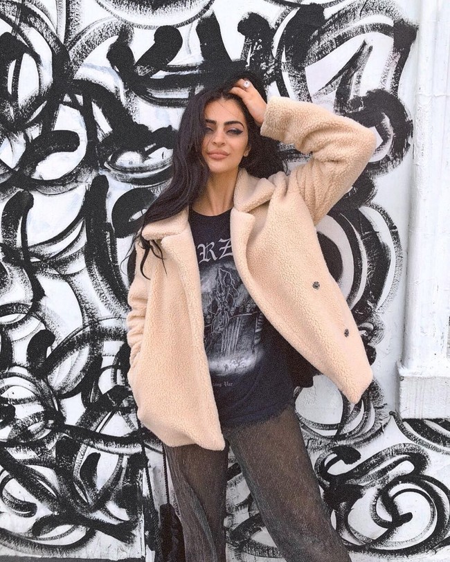  Newsha kerap membagikan berbagai aktivitas dirinya di Instagram termasuk gaya makeup dan gaya busananya yang seduktif. Foto: Instagram