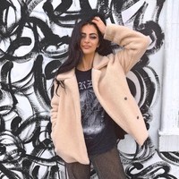  Newsha kerap membagikan berbagai aktivitas dirinya di Instagram termasuk gaya makeup dan gaya busananya yang seduktif. Foto: Instagram