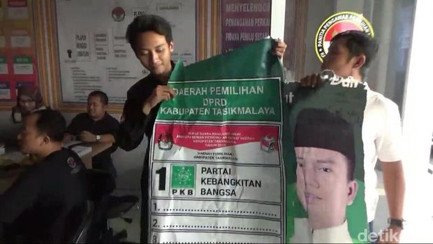 Melanggar Aturan, APK Caleg di Karawang Dibongkar