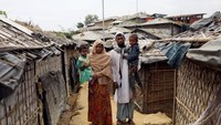 Kekerasan terhadap etnis minoritas Muslim Rohingya menjadi sorotan dunia internasional. Lembaga pembela hak asasi manusia, Amnesty International, pun mencabut penghargaan tertinggi yang pernah diberikan kepada pemimpin de facto Myanmar Aung San Suu Kyi karena kecewa dengan kenihilan aksi Suu Kyi ketika kekerasan dan kekejaman terhadap etnis Rohingya terjadi. Mohammad Ponir Hossain/Reuters.