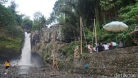Di samping kanan dari air terjun terdapat ayunan besar yang bisa digunakan traveler untuk hunting foto. Jika ingin berfoto di dekat aliran air terjun, traveler mesti hati-hati berjalan ke arah air. Jangan sampai terpeleset ya. (Syanti/detikTravel)