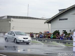 Bahayanya Aquaplaning, Setir Dibelokkan, Mobil Jalannya Tetap Lurus!