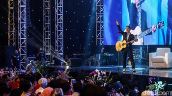 Penonton tampak bernyanyi bersama Pongky Barata yang membawakan lagu Papa Rock n Roll diatas panggung Innocreativation.