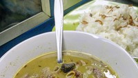 Mantap! Diberi perasan jeruk nipis dan sambal. Gule berisi jeroan sapi ini sangat menggiurkan. Konon gule kambing gerobakan di Jl. Pintu Besar Selatan, Glodok ini rasanya mantap dan harganya murah. Foto: Instagram kulinerjabodetabek