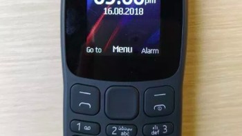 Nokia 106 ini adalah perbaikan dari ponsel dengan merek sama yang pernah rilis pada tahun 2013. Fiturnya kurang lebih sama saja, cuma baterainya lebih tahan lama. Foto: Nokia