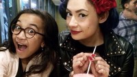 Suka sekali dengan milkshake, Claudia selalu memesan minuman ini ketiksa sedang makan di restoran. Foto: Instagram @miss_adinda_mae