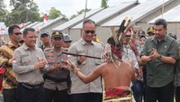 Mensos meresmikan sarana Komunitas Adat Terpencil di Kabupaten Landak, Kalimantan Barat. Pembangunan sarana KAT ini merupakan bagian dari Nawa Cita Presiden Joko Widodo yaitu Membangun Indonesia dari pinggiran dengan memperkuat daerah-daerah dan desa dalam kerangka negara kesatuan. Foto: dok. Kemensos
