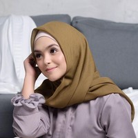 Si cantik Vebby Palwinta juga pernah digandeng Vanilla Hijab jadi model. Wanita berparas cantik ini juga lebih sering jadi model produk hijab dibanding tampil di layar kaca. Foto: Instagram/VanillaHijab