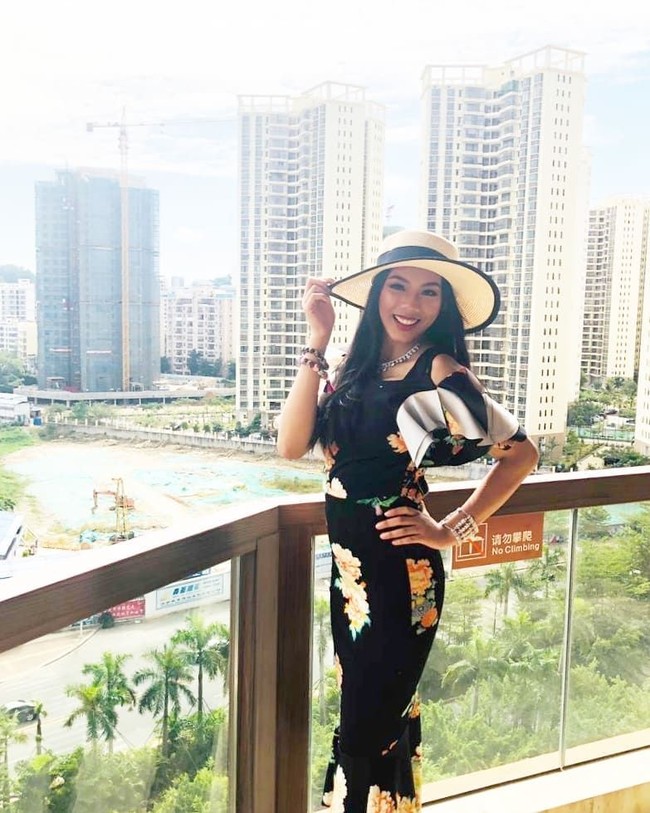 Sejak mengetahui dirinya akan mengikuti Miss World 2018, Alya sudah mempersiapkan diri. Salah satunya membuat gaun yang akan dipamerkannya di sesi audisi bakat. Alya yang memang berbakat melukis, membuat sendiri lukisan di gaunnya. Foto: Instagram @alya.nurshabrina