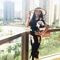 Sejak mengetahui dirinya akan mengikuti Miss World 2018, Alya sudah mempersiapkan diri. Salah satunya membuat gaun yang akan dipamerkannya di sesi audisi bakat. Alya yang memang berbakat melukis, membuat sendiri lukisan di gaunnya. Foto: Instagram @alya.nurshabrina