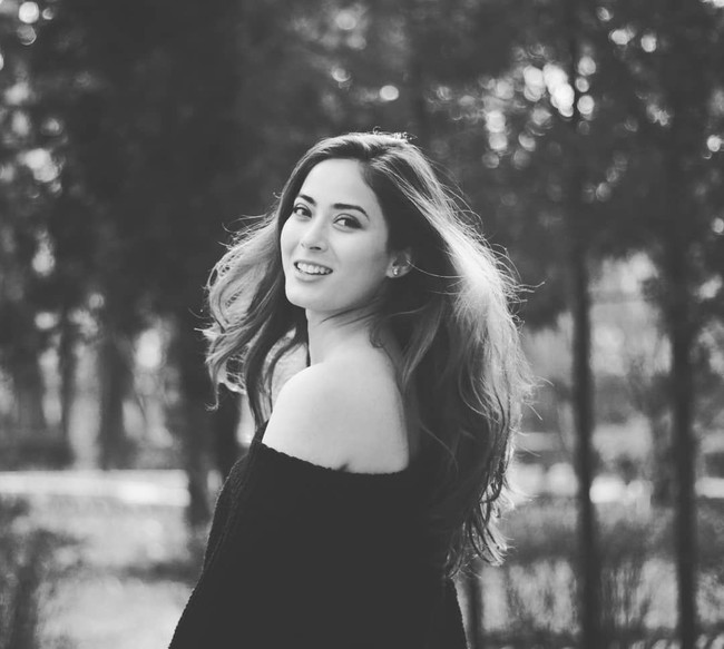 Saya percaya bahwa ada banyak hal yang harus dilakukan untuk membuat negara kita menjadi negara maju. Namun, jika saya harus memikirkan atau menyebutkan tiga perubahan besar yang dapat terjadi, yang pertama saya katakan adalah kita perlu mengubah sistem birokrasi negara kita, yang begitu rusak dari tingkat akar ke atas. Hal kedua yang ingin saya ubah adalah saya ingin memberdayakan para pemuda. Pemuda yang memiliki mayoritas penduduk negara kita, dapat membawa perubahan besar, jika kita mencoba. Jika pemuda menyatukan tangan mereka untuk membuat negara kita makmur, jika kita memimpin negara kita dengan visi, jika kita menjadi pencipta lapangan kerja, jika kita menjadi visioner, dan jika kita menciptakan peluang kerja sendiri dengan mempercayai pemerintah, itu akan menjadi hal kedua yang akan saya lakukan, jawab Shrinkala. Foto: Instagram @shrinkhala_