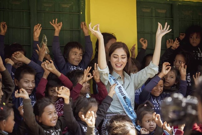 Shrinkala berprofesi sebagai seorang arsitek yang lahir dalam keluarga politikus dan aktif dalam organisasi yang bergerak dalam bidang sosial. Foto: Instagram @shrinkhala_