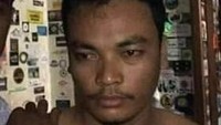 HS ditangkap di kaki Gunung Guntur, Garut, Jawa Barat, Rabu (14/11) pukul 22.00 WIB. HS tampak tidak mengenakan baju. Dia diapit oleh dua orang polisi.