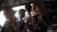 Rencananya puluhan Pak Ogah dan gelandangan ini akan dibawa ke panti sosial Cipayung.