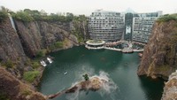 Pembangunan Hotel Intercontinental Shanghai Wonderland akhirnya rampun dan menunggu waktu peresmiannya. Hotel yang disebut menjadi hotel pertama di bawah tanah ini pun tak hanya menawarkan kemewahan dan pelayanan kelas bintang lima kepada para tamunya tetapi juga pemandangan alam yang tak kalah menakjubkan.