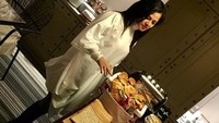 Hayooo! Nenek satu cucu ini kelihatan bingung saat memilih roti di hadapannya. Foto: Instagram vienstasman